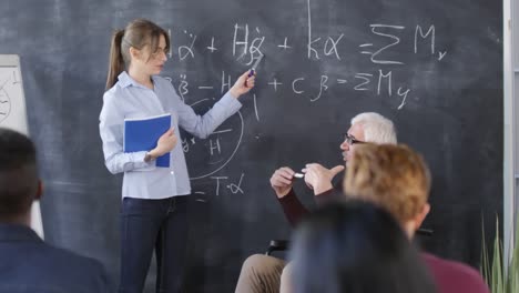 Estudiante-de-pie-en-Blackboard-y-hablando-con-el-maestro