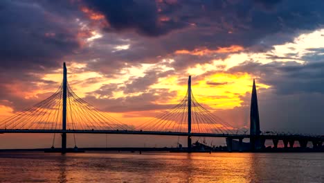 Timelapse-Puente-atirantado-de-San-Petersburgo-al-atardecer.-Río-Malaya-Neva,-Zenit-Arena-y-Gazprom-Lakhta-Center