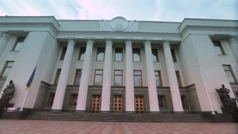 La-casa-del-parlamento-de-Ucrania.-Elecciones-a-Verkhovna-Rada-antecedentes.-Vista-desde-arriba-en-la-calle-hrushevsky