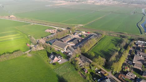 Luftaufnahme-kleines-schönes-Dorf-in-Holland.-Fliegen-über-die-Dächer-von-Häusern-und-Straßen-eines-kleinen-Dorfes-in-Holland.