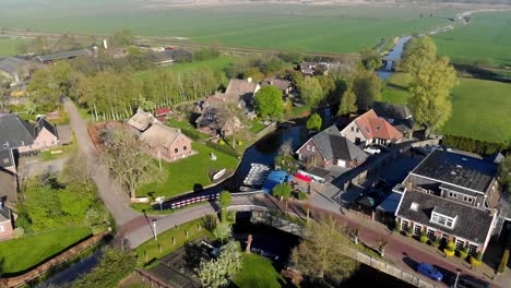 Luftaufnahme-kleines-schönes-Dorf-in-Holland.-Fliegen-über-die-Dächer-von-Häusern-und-Straßen-eines-kleinen-Dorfes-in-Holland.