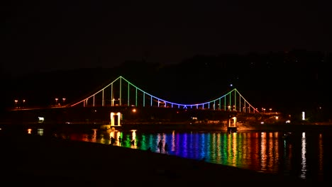 Kiew-pedastrian-Brücke-Beleuchtung-auf-Dnipro-Fluss-Reflexion-Ukraine-Reisen