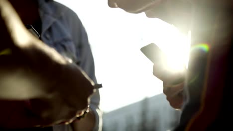 Toma-de-primer-plano-de-jóvenes-que-sostienen-teléfonos-inteligentes