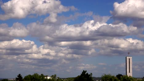 Wolken-und-die-Kirche