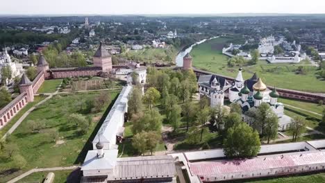 Blick-auf-das-Kloster-Saviour-Euthimiev-in-Susdal.