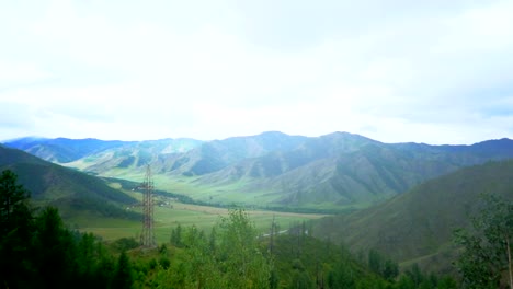 Blick-auf-das-Bergtal-aus-der-Höhe