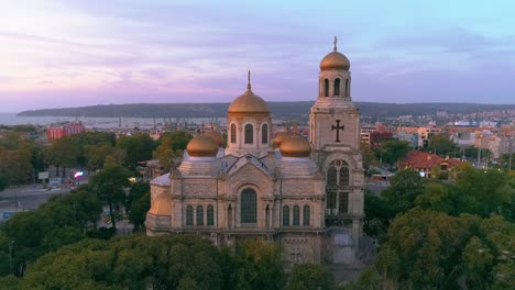 Amanecer-de-Varna,-vista-aérea-de-la-Catedral-de-la-Asunción.-Hermosa-ciudad-en-el-verano.