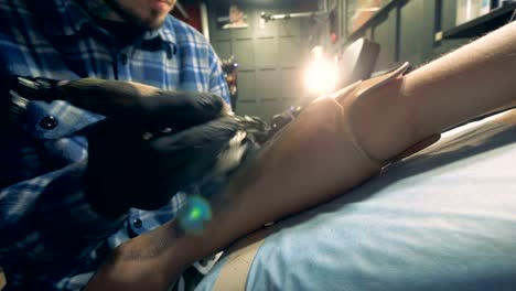 Tattoo-artist-is-stumping-the-image-on-a-hand-prosthesis