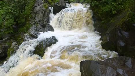 cascada-en-las-montañas-Altai