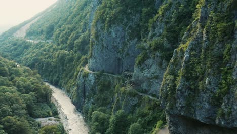 Luftbild;-Drohne-fliegt-zwischen-zwei-steinigen-Wänden