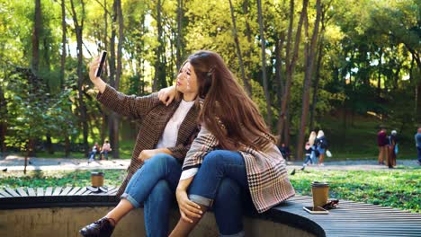 Glückliche-Blogger-kommunizieren-mit-ihren-Anhängern-mit-Smartphone-im-Park