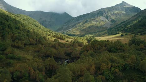 Vista-aérea;-paisaje-de-montaña-con-hermosa-cascada