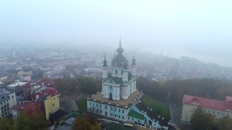 Luftaufnahme-der-foggy-Kyiv-Stadt-im-Herbst.-Hd