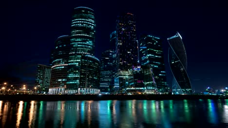 Moscow-City-Business-Komplex-in-der-Nacht,-wenn-helle-Lichter-faszinieren