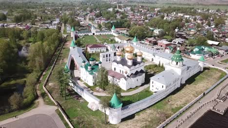 Landschaft-der-Stadt-Kostroma-mit-Blick-auf-die-Heilige-Dreifaltigkeit-Ipatiev-Kloster