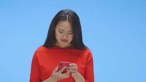 Young-woman-chatting-on-smartphone