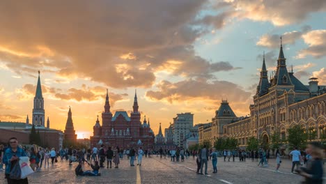 Moscú-Rusia-lapso-de-tiempo-4K,-horizonte-de-la-ciudad-al-atardecer-timelapse-en-la-Plaza-Roja-con-el-Museo-Histórico-Estatal-y-la-Torre-Nikolskaya