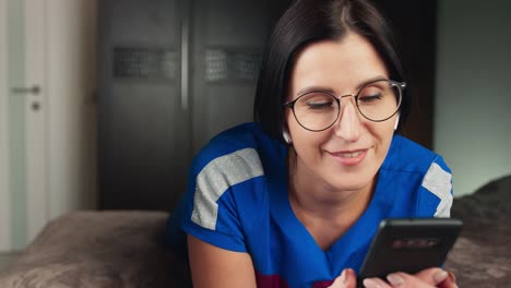 Sonriente-joven-joven-escuchando-música-en-auriculares-bluetooth.-Disparo-de-cerca-en-la-cámara-4k-RED