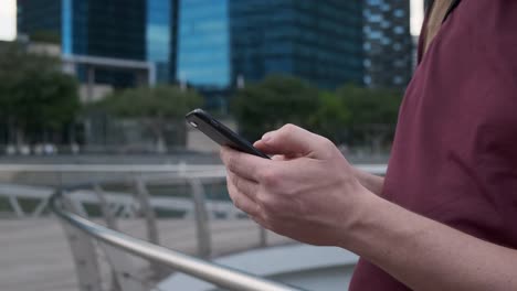 teléfono-inteligente-en-manos-de-turista,-escribiendo-mensajes