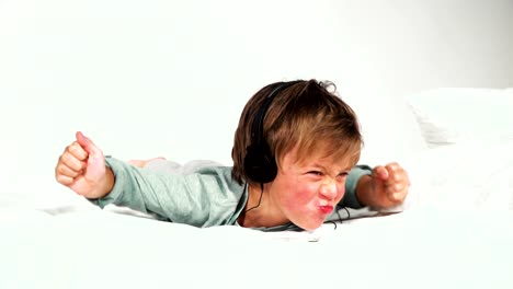 4-year-old-boy-in-bed-with-headphones-playing-with-the-tablet