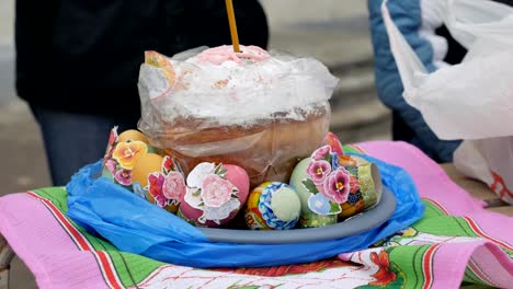 Das-herrliche-fest-von-Ostern.-Christus-ist-auferstanden.-Heiligung,-gekennzeichnet-mit-Weihwasser