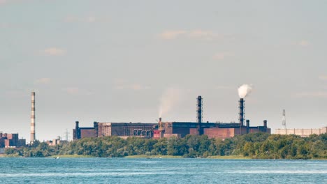 Fábrica-de-trabajo-en-el-río,-tubo-chimenea