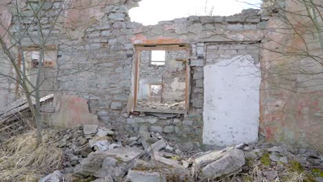 Rubbles-from-the-walls-of-the-ruined-houses