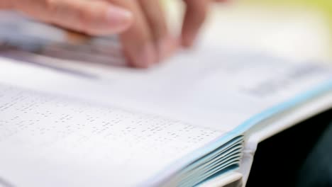 Dedos-de-ciego-tocando-la-página-en-el-libro-de-Braille