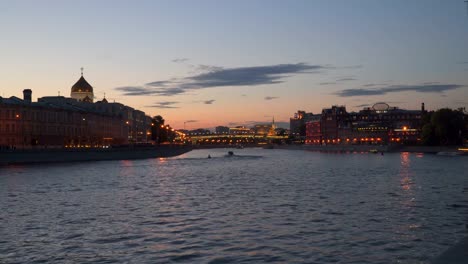 Río-de-Moscú-en-la-noche