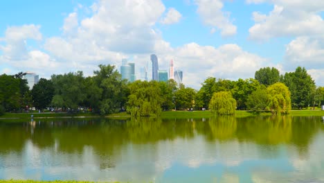 Park-on-the-shore-of-a-pond