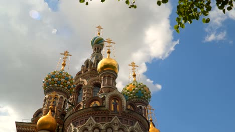 Kuppeln-der-Kirche-des-Retters-auf-Blut-auf-einem-Hintergrund-von-weißen-Wolken