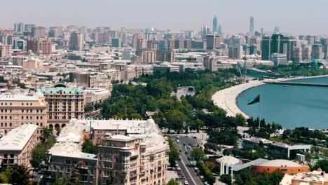 Vista-panorámica-de-la-orilla-del-mar-Caspio,-capital-de-Azerbaiyán,-Bakú