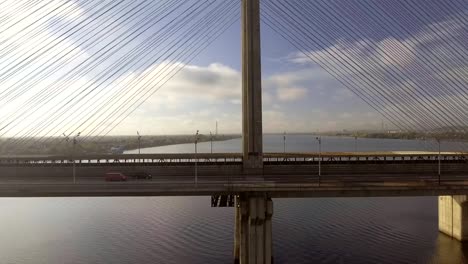 El-puente-sobre-el-río-Dniéper.-Abarcar-la-ciudad-con-un-pájaro.-Puente-del-sur.-Kiev.-Ucrania.