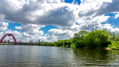 Boote-schwimmt-auf-dem-Fluss-Moskwa,-vorbei-an-der-Zhivopisny-Brücke-und-andere-berühmte-Orte-Timelapse-Hyperlapse,-Russland