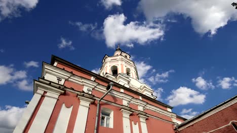 Monasterio-de-Donskói.-Iglesias-de-la-Rusia-medieval-en-el-territorio--monasterio-fue-establecido-en-1591-y-solía-ser-una-fortaleza.-Moscú,-Rusia