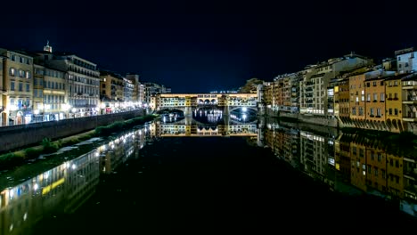 Famoso-Ponte-Vecchio-puente-timelapse-sobre-el-río-Arno-en-Florencia,-Italia,-encendido-para-arriba-por-la-noche