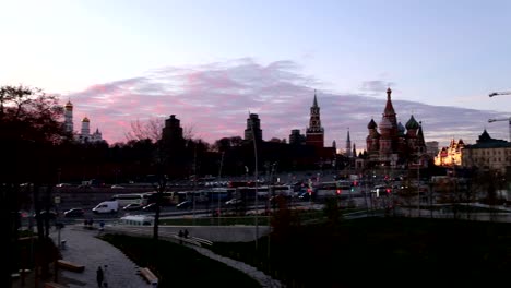 Moskauer-Kreml-(nachts)---Blick-vom-neuen-Zarjadje-Park,-Stadtpark-befindet-sich-nahe-dem-Roten-Platz-in-Moskau,-Russland