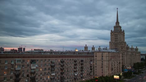 Russland-regnerischen-Moskau-Kutuzovsky-Avenue-Hotel-auf-dem-Dach-Panorama-4k-Zeitraffer