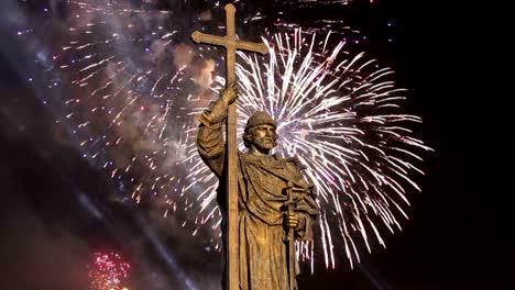 Vista-del-monumento-ot-Vladimir-Lenin-(1985,-Kerbel-del-escultor-y-arquitecto-Makarevich)-y-fuegos-artificiales,-Moscú-Centro-ciudad-(Plaza-de-Kaluga),-Rusia.-Conocido-punto-de-referencia