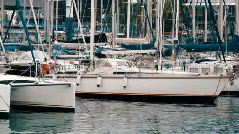 Viele-schöne-weiße-stilvolle-Yachten-vor-Anker-im-Hafen-oder-Bucht-in-Barcelona