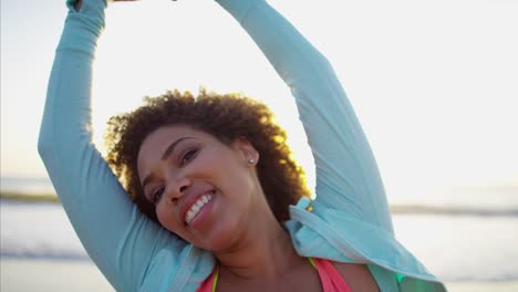 Hermosa-mujer-Afro-Americana-en-la-playa-al-atardecer