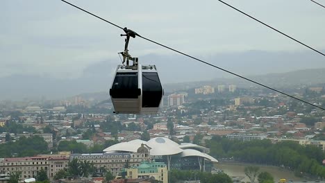 Kleinen-Seilbahn-entlang-Cableroad-Beförderung-von-Touristen-und-Bewohner-der-Stadt