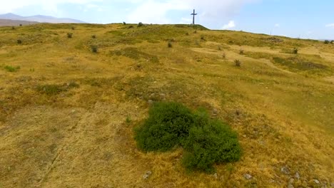 Vista-aérea-del-alfabeto-parque-con-estatuas-grandes-de-armenios-notables,-Artashavan