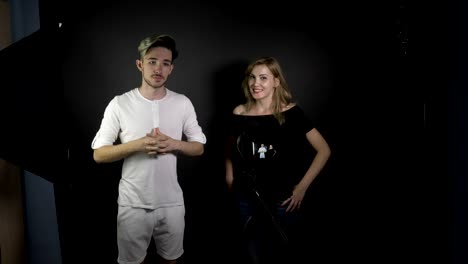 Junge-attraktive-Teenager-Paar-in-einem-professionellen-Studio-Aufnahmen-Videos-für-ihre-Online-vlogs