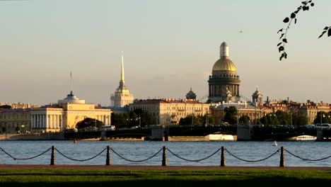 Orilla-del-río-Neva-y-el-Almirantazgo,-Catedral-de-Isaac-y-Palacio-puente-por-la-noche-en-el-verano---St.-Petersburg,-Rusia