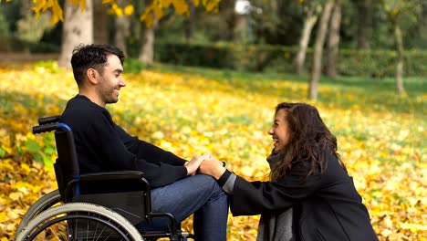 hombre-en-silla-de-ruedas-con-su-sonrisa-de-la-novia-en-el-Parque