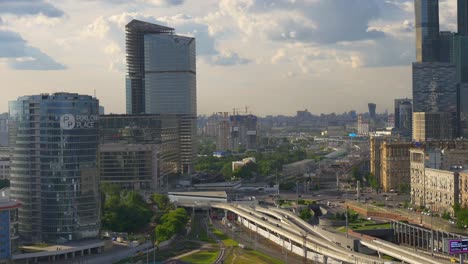 Rusia-verano-soleado-día-Moscú-ciudad-tráfico-de-circunvalación-Avenida-aérea-panorama-4k