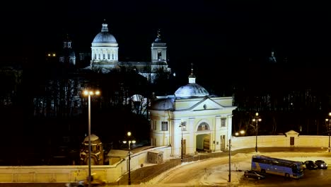 Alexander-Nevsky-Lavra-und-Nacht-Verkehr-in-Sankt-Petersburg