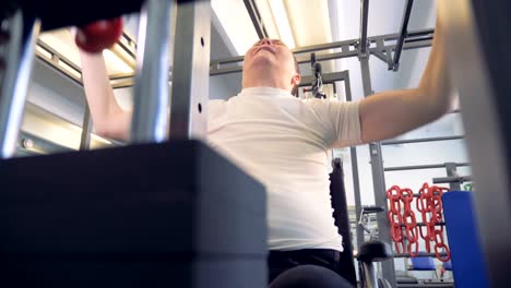 Disabled-man-tries-to-do-the-best-for-his-health-in-a-gym.