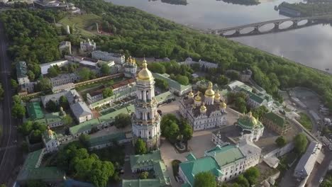 Vista-aérea-del-monasterio-de-Kiev-Pechersk-Lavra-ucraniano-ortodoxo